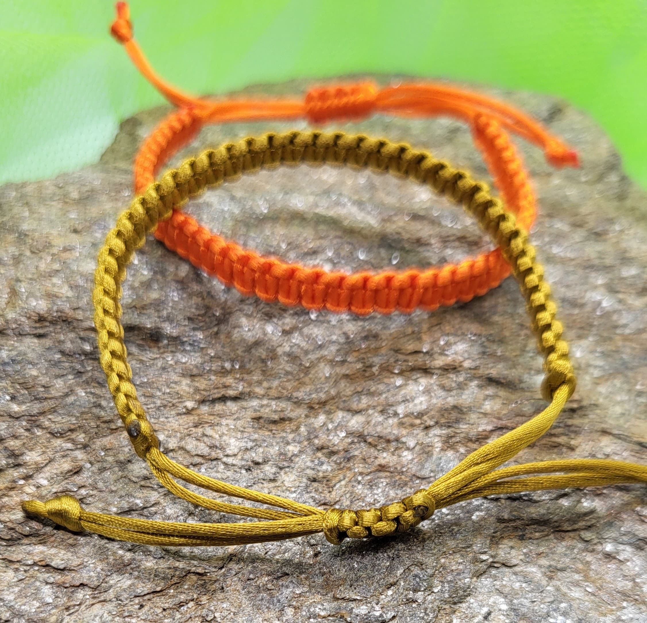 Éclat Solaire Duo de Bracelets Macramé Orange et Doré