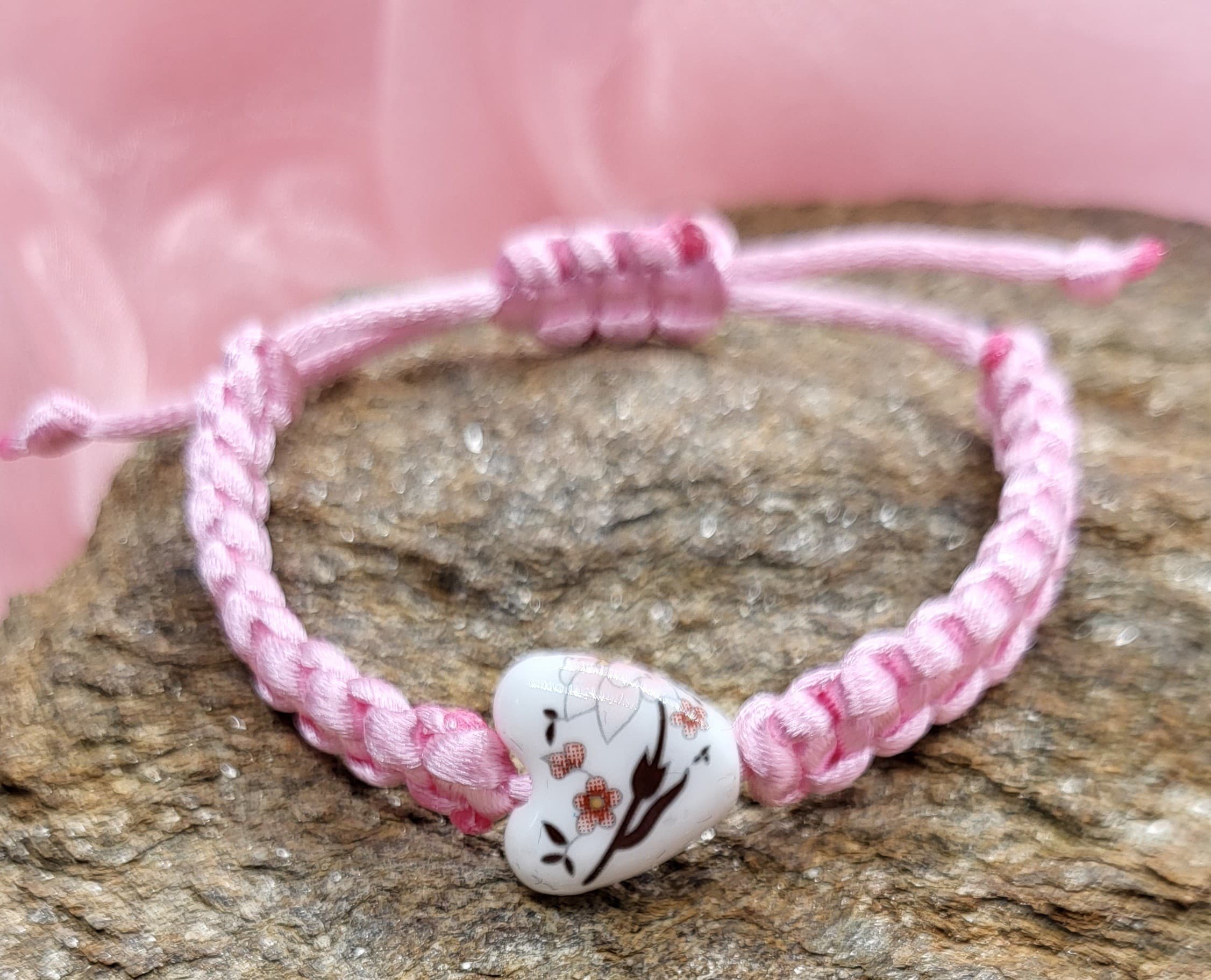 Bracelet Macramé Cœur Rose - Pour les cœurs tendres