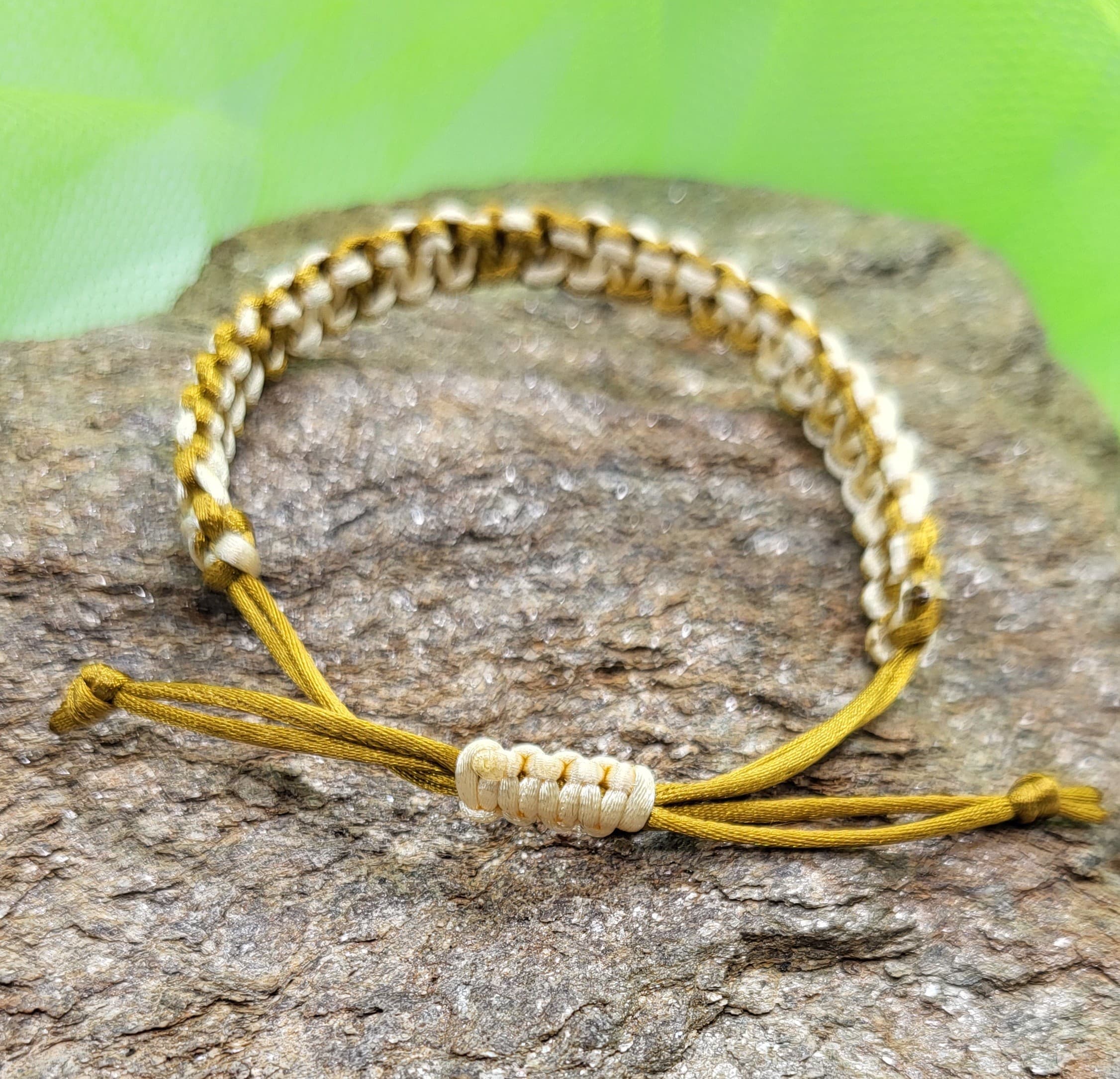 Élégance Soleil Bracelet Macramé Crème et Doré